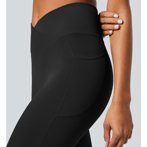 NWT Black HALARA Crossover Pocket Leggings - Picture 2 of 3